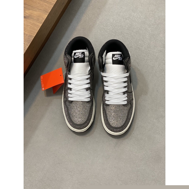 l**is V*t*n sneakers